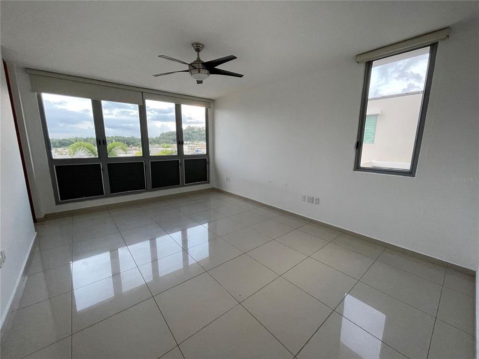 Vendido Recientemente: $955,000 (4 camas, 4 baños, 3700 Pies cuadrados)