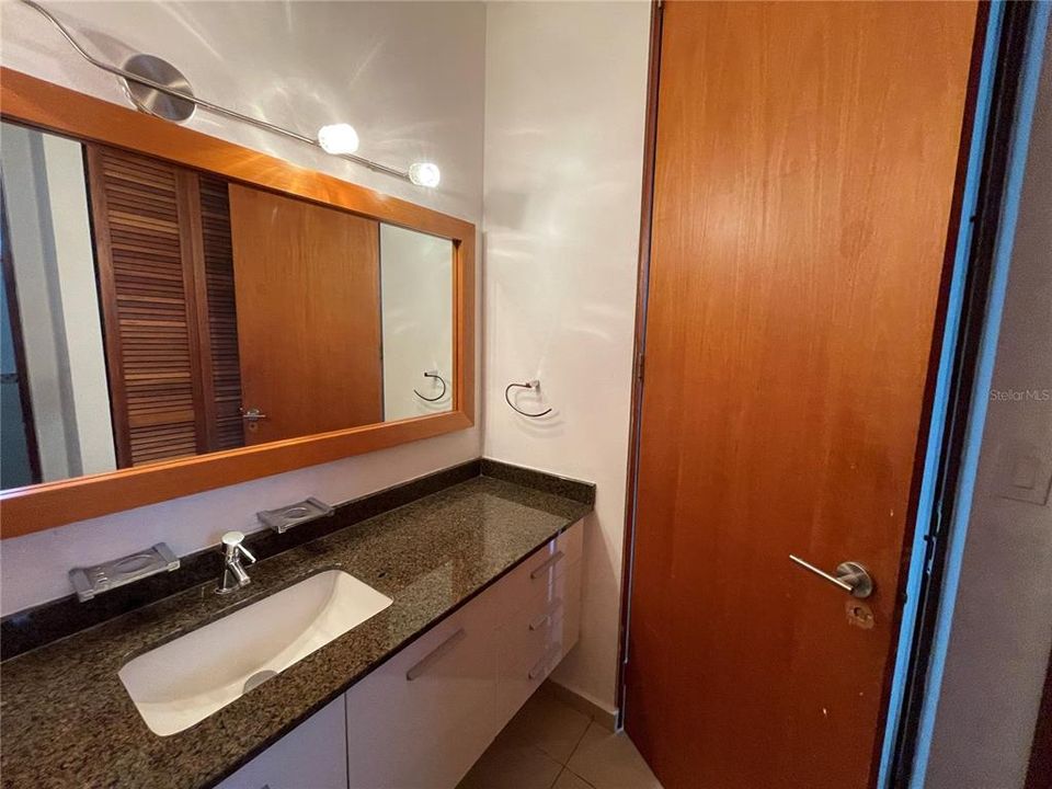 Vendido Recientemente: $955,000 (4 camas, 4 baños, 3700 Pies cuadrados)