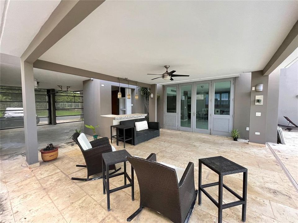 Vendido Recientemente: $955,000 (4 camas, 4 baños, 3700 Pies cuadrados)