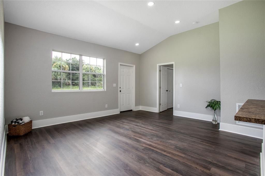 Recently Sold: $220,000 (3 beds, 1 baths, 1092 Square Feet)