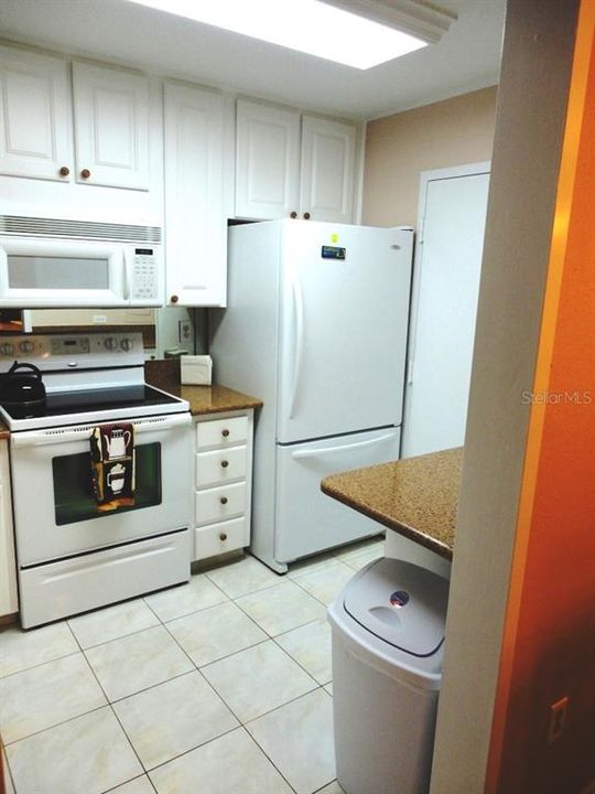 Recently Rented: $1,995 (2 beds, 1 baths, 930 Square Feet)