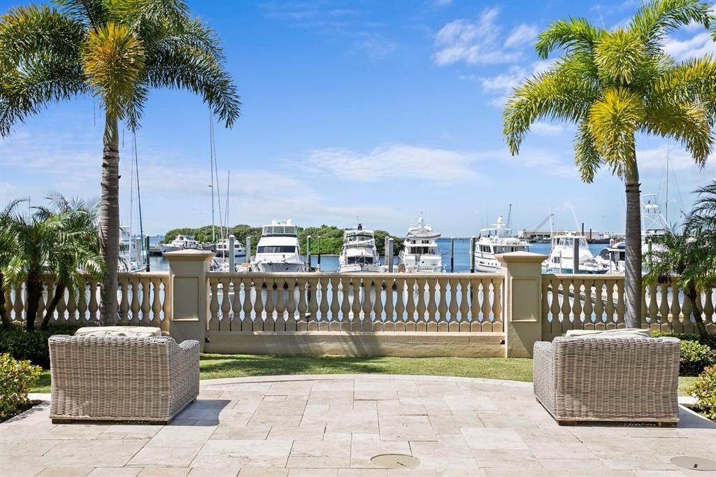 Recently Sold: $4,290,000 (4 beds, 5 baths, 5453 Square Feet)
