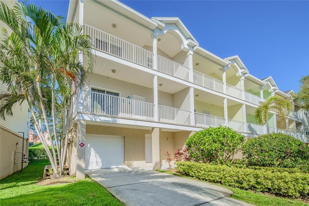 End unit Townhome with an easy walk to the beach and the best Gulf Blvd restaurants