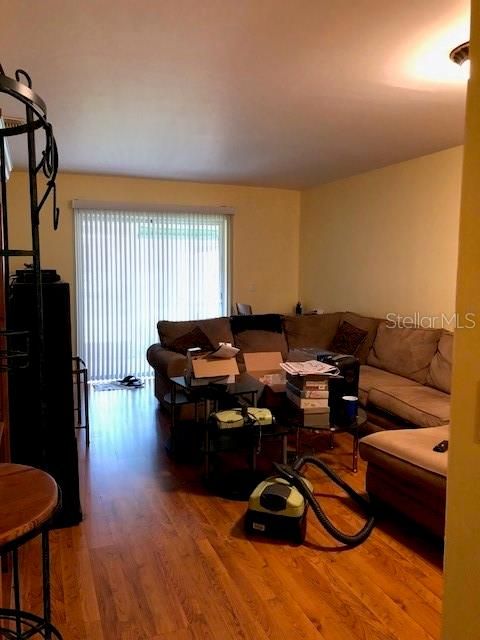 Recently Rented: $1,595 (2 beds, 1 baths, 939 Square Feet)