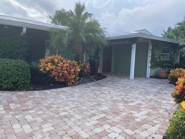 Recently Sold: $1,000,000 (3 beds, 2 baths, 1740 Square Feet)