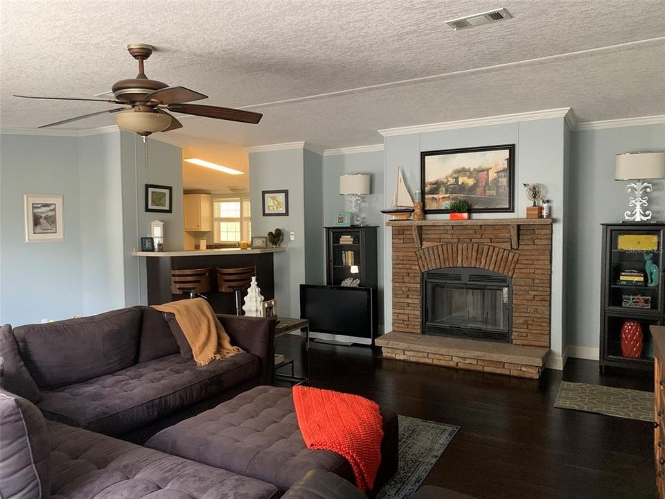 Great/family room w/fireplace; breakfast nook