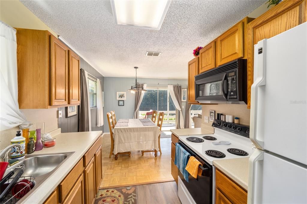 Vendido Recientemente: $599,900 (4 camas, 4 baños, 1920 Pies cuadrados)