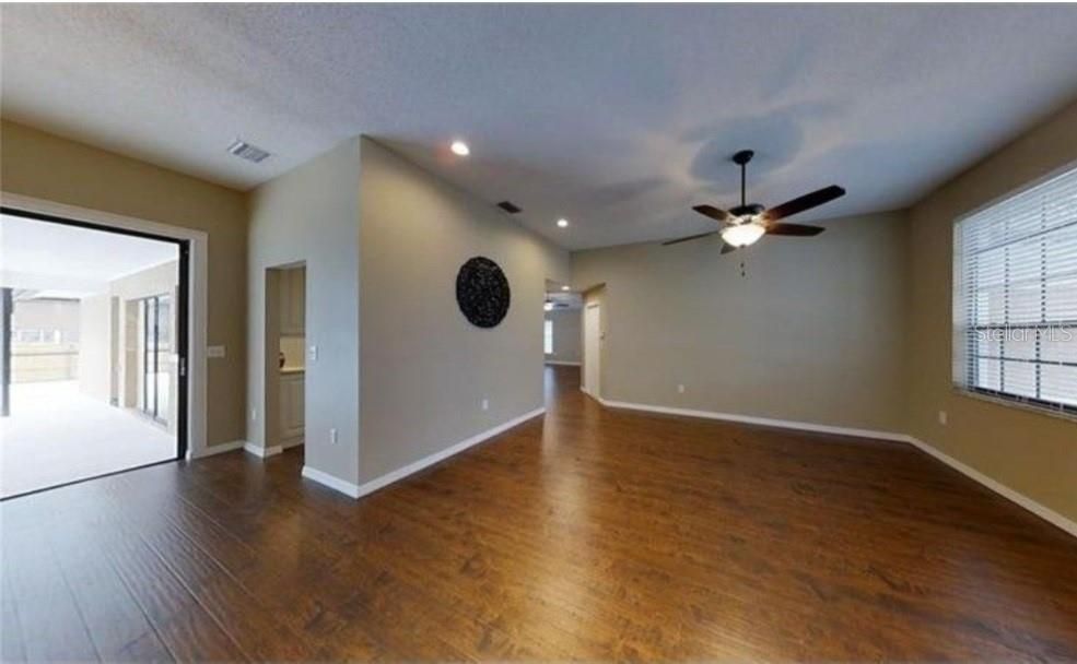 Недавно продано: $464,000 (4 спален, 2 ванн, 2118 Квадратных фут)