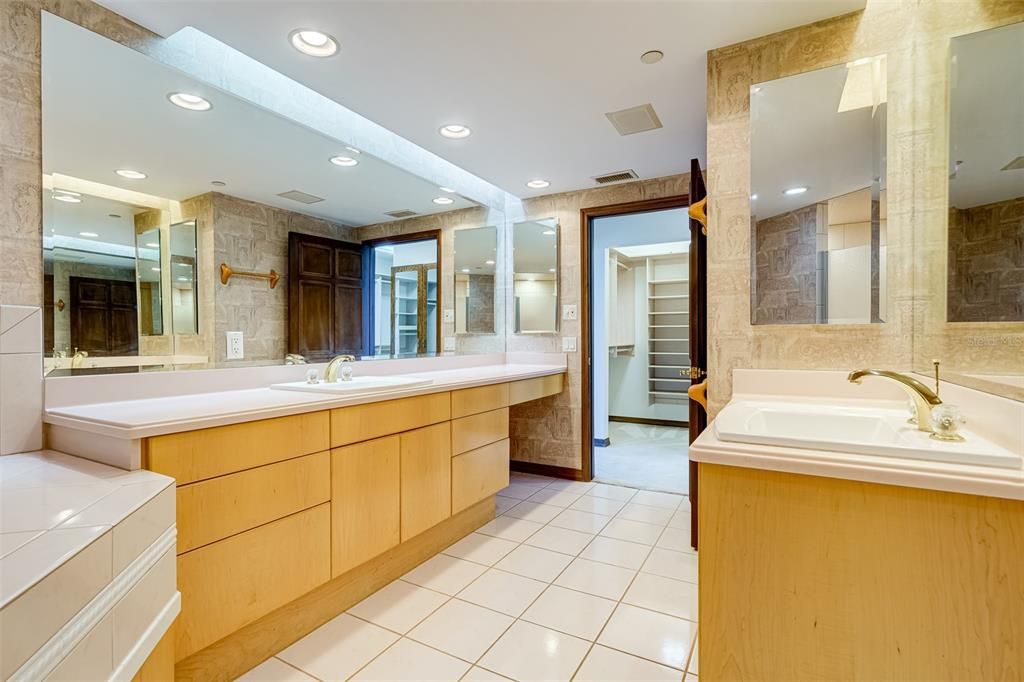 最近售出: $1,996,000 (4 贝兹, 3 浴室, 3685 平方英尺)