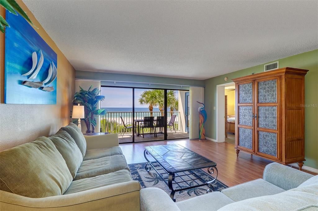 Recently Sold: $839,000 (2 beds, 2 baths, 1308 Square Feet)