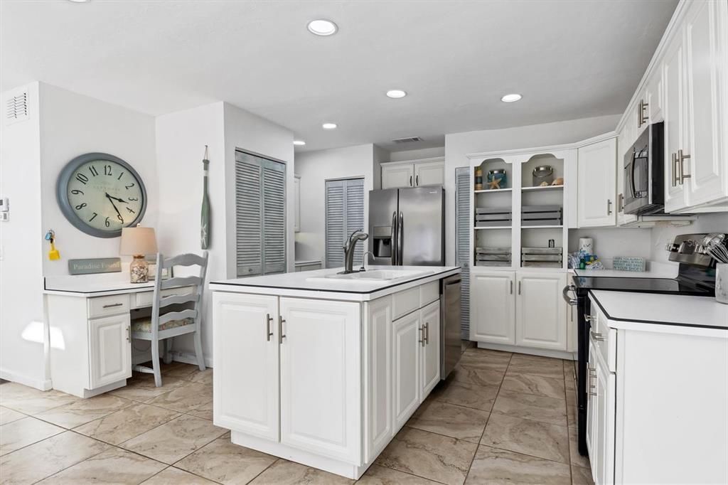 Recently Sold: $850,000 (3 beds, 2 baths, 1301 Square Feet)