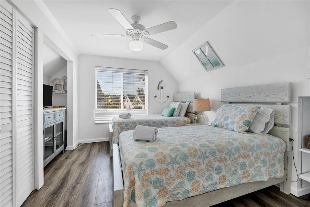 Recently Sold: $850,000 (3 beds, 2 baths, 1301 Square Feet)