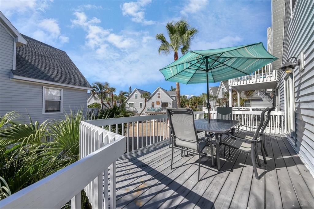 Recently Sold: $850,000 (3 beds, 2 baths, 1301 Square Feet)