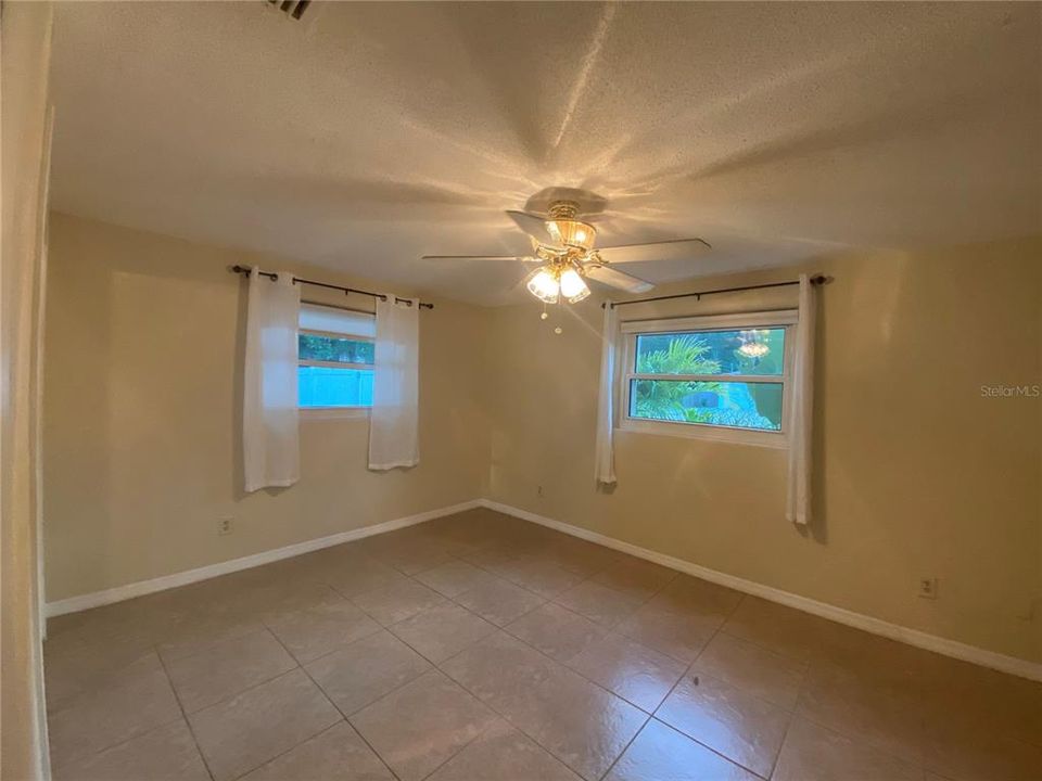 Recently Sold: $180,000 (2 beds, 1 baths, 930 Square Feet)