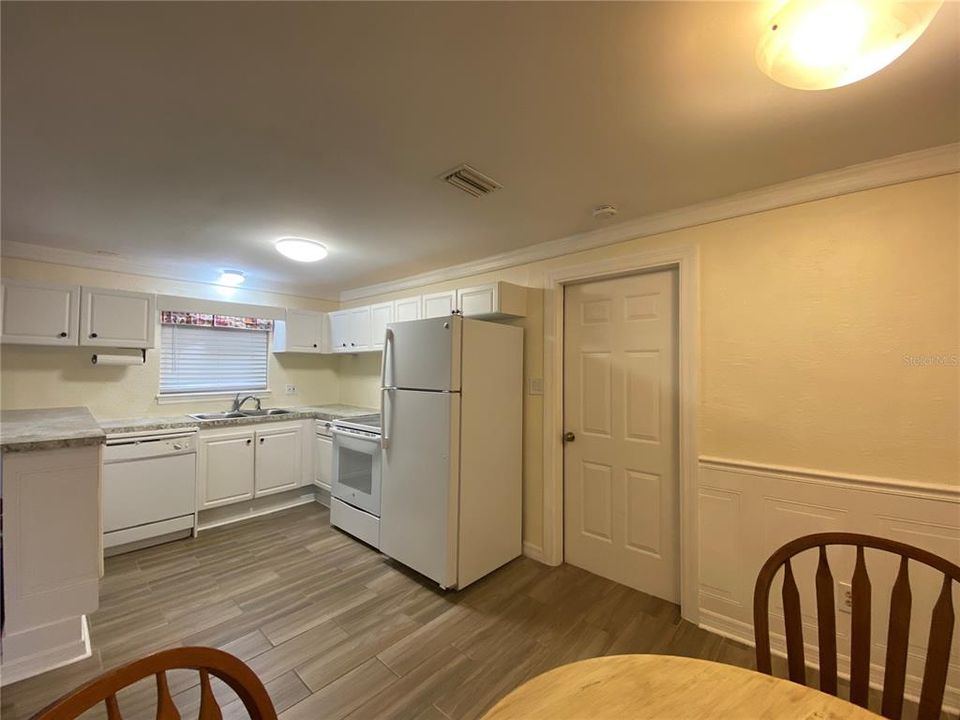 Recently Sold: $180,000 (2 beds, 1 baths, 930 Square Feet)
