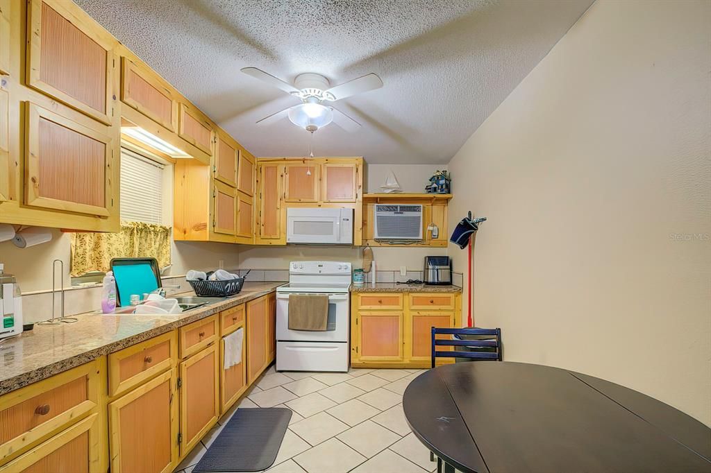 Recently Sold: $159,900 (2 beds, 2 baths, 932 Square Feet)