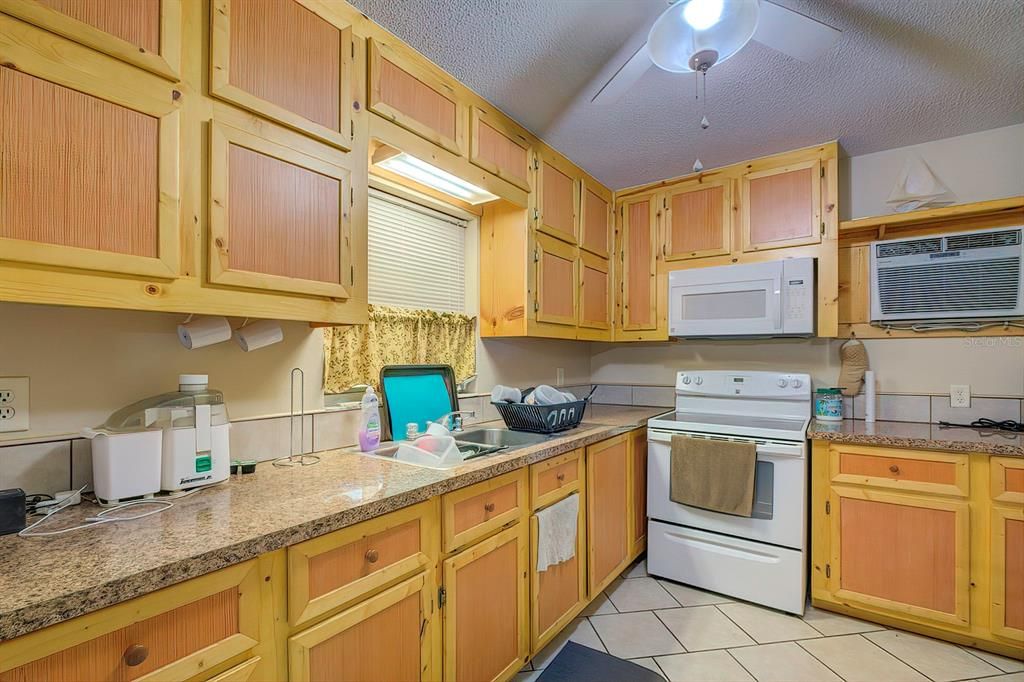 Recently Sold: $159,900 (2 beds, 2 baths, 932 Square Feet)