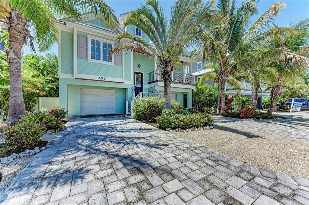 Recently Sold: $3,000,000 (6 beds, 5 baths, 2542 Square Feet)