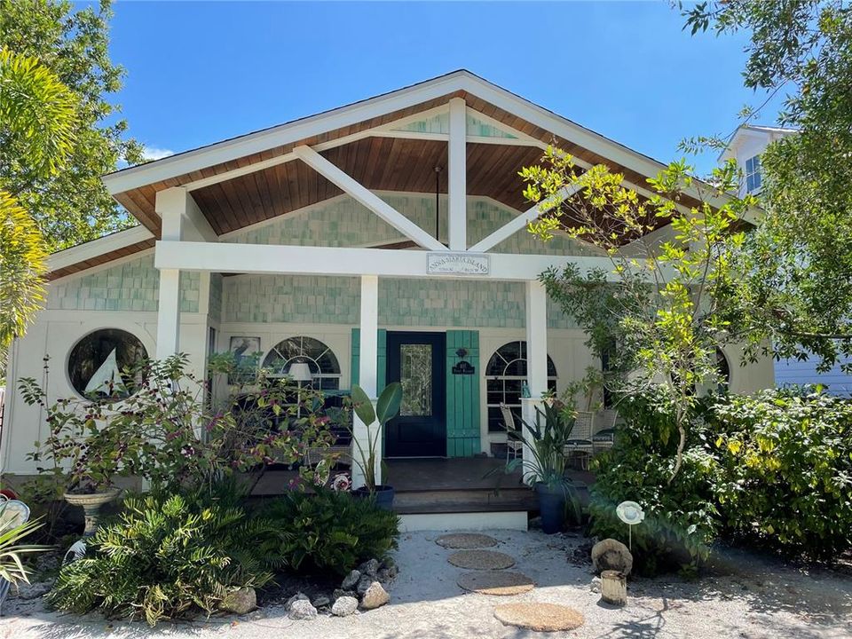 Recently Sold: $1,775,000 (3 beds, 2 baths, 1930 Square Feet)