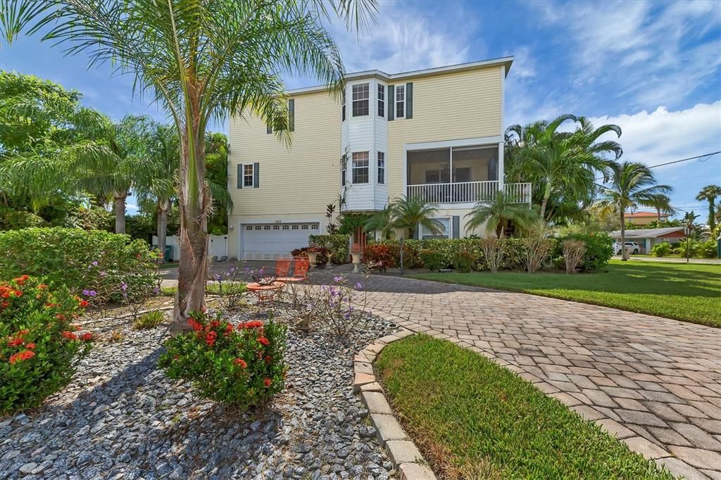 Recently Sold: $1,295,000 (4 beds, 3 baths, 2524 Square Feet)