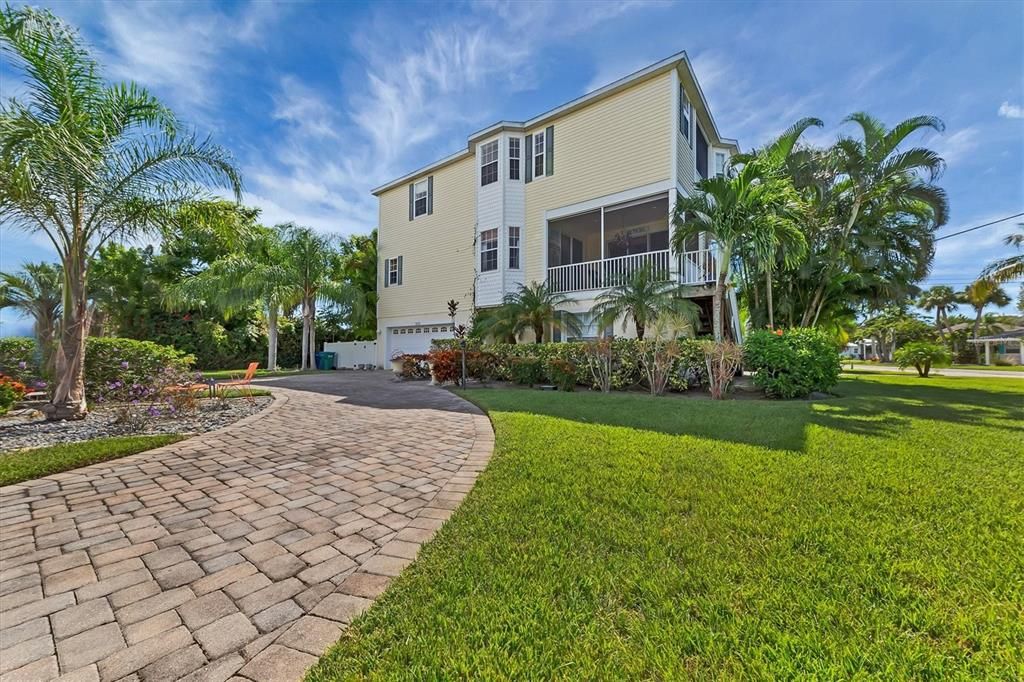 Recently Sold: $1,295,000 (4 beds, 3 baths, 2524 Square Feet)