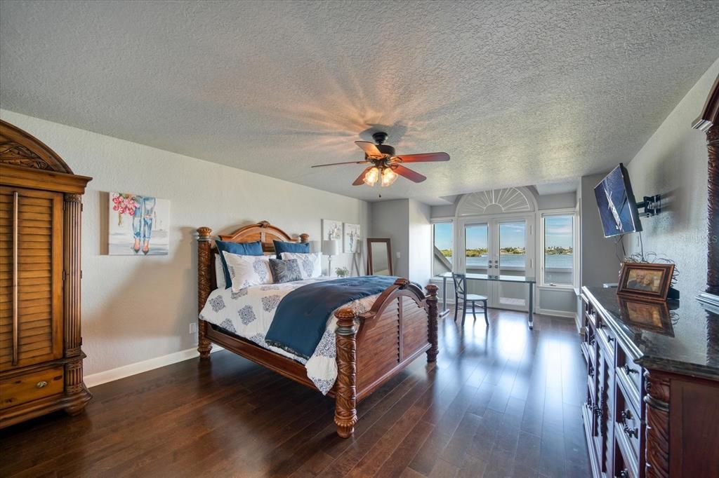 Upstairs spacious bedroom with spectacular vistas, balcony area.