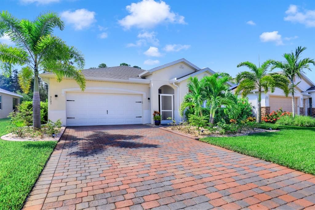 Recently Sold: $425,000 (3 beds, 2 baths, 1816 Square Feet)