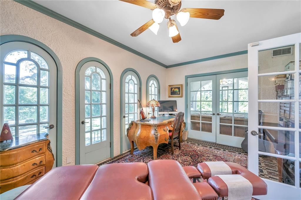 Florida room w/ cathedral windows