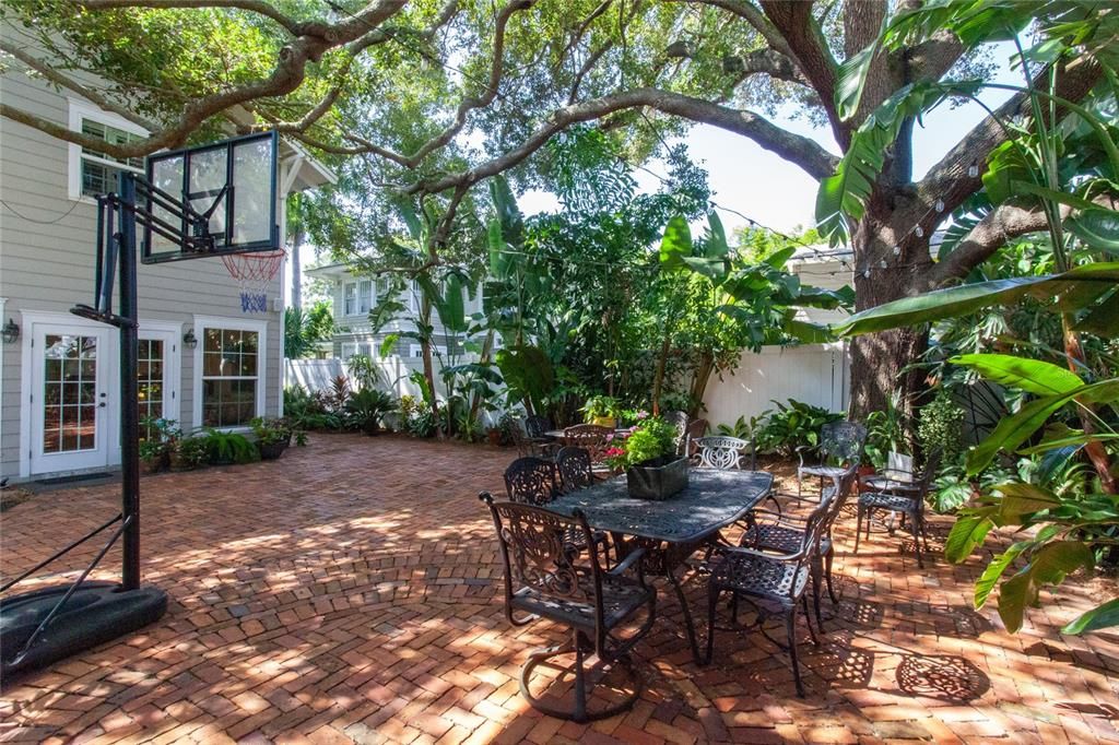 Recently Sold: $1,250,000 (4 beds, 3 baths, 2719 Square Feet)