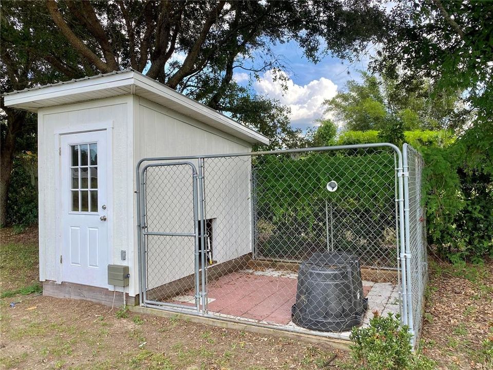 Dog kennel with AC
