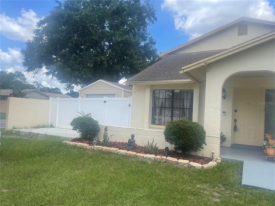 Recently Sold: $350,000 (3 beds, 2 baths, 1444 Square Feet)