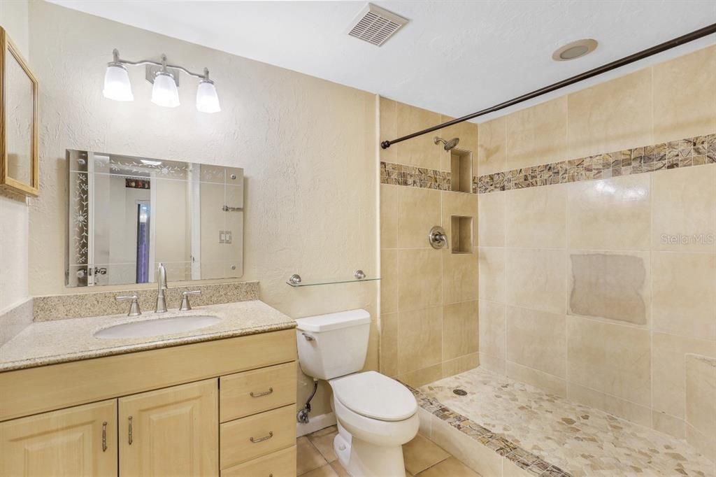 最近售出: $200,000 (2 贝兹, 2 浴室, 1202 平方英尺)