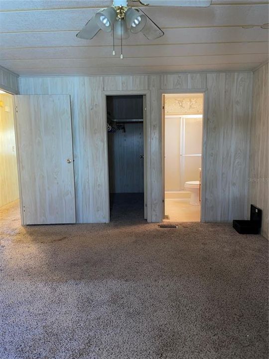 Master bedroom w/ private bathroom w/ stall shower