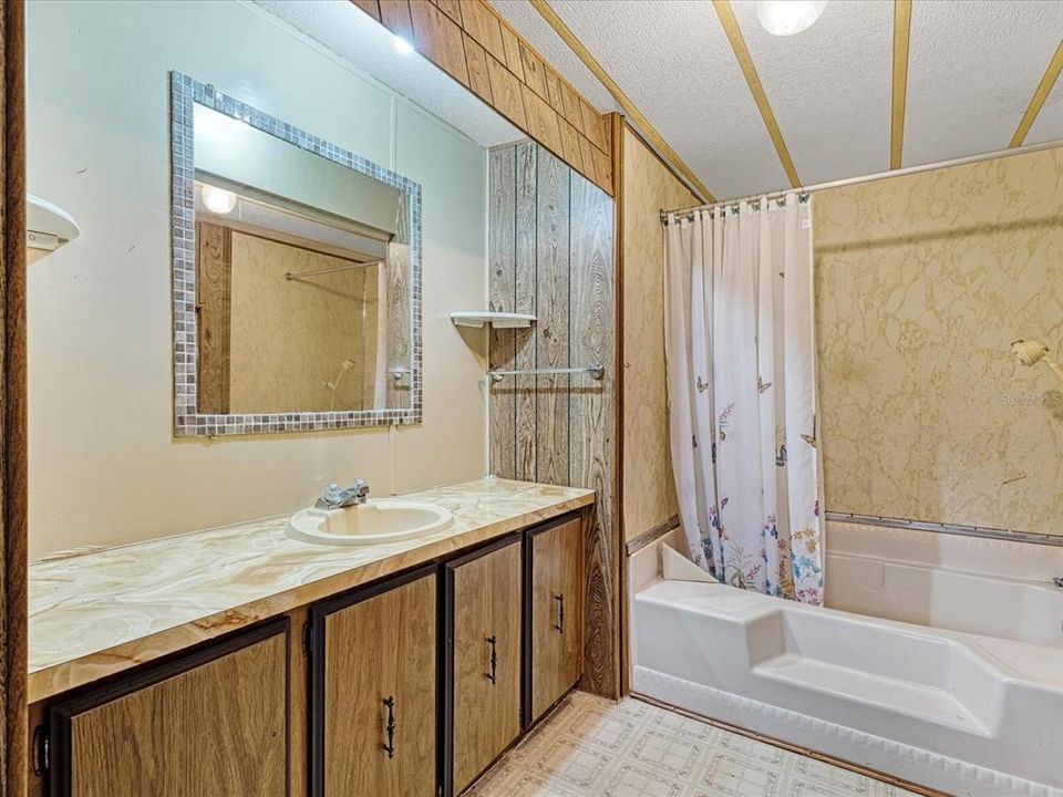 最近售出: $79,900 (2 贝兹, 2 浴室, 938 平方英尺)