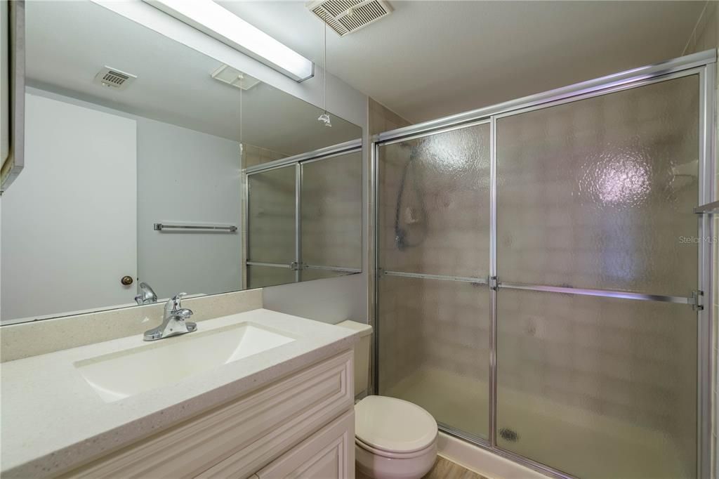 最近售出: $99,900 (2 贝兹, 2 浴室, 1035 平方英尺)