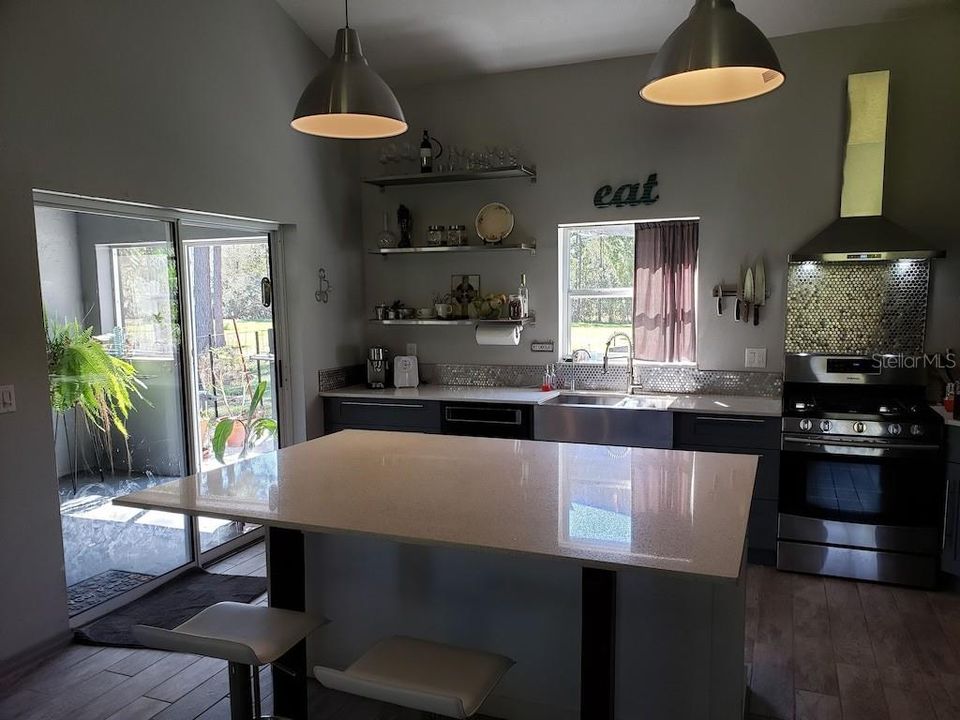 Vendido Recientemente: $375,000 (4 camas, 2 baños, 2245 Pies cuadrados)