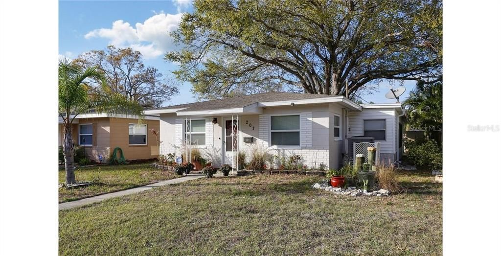 最近售出: $301,336 (2 贝兹, 1 浴室, 810 平方英尺)