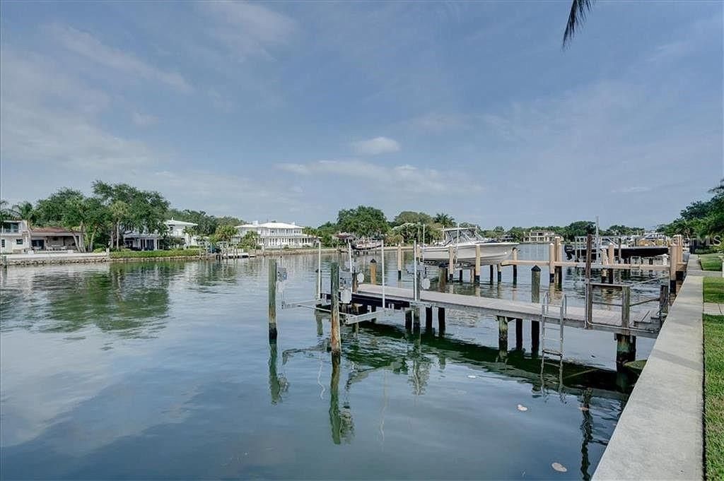 Recently Sold: $2,300,000 (4 beds, 3 baths, 3708 Square Feet)