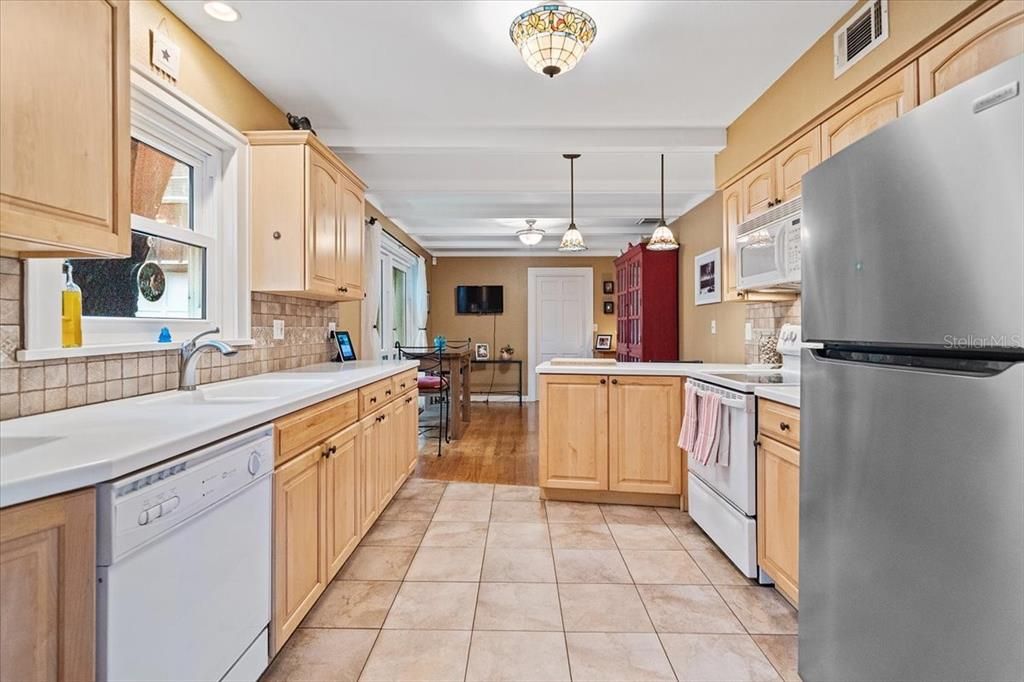 Recently Sold: $650,000 (3 beds, 2 baths, 1691 Square Feet)