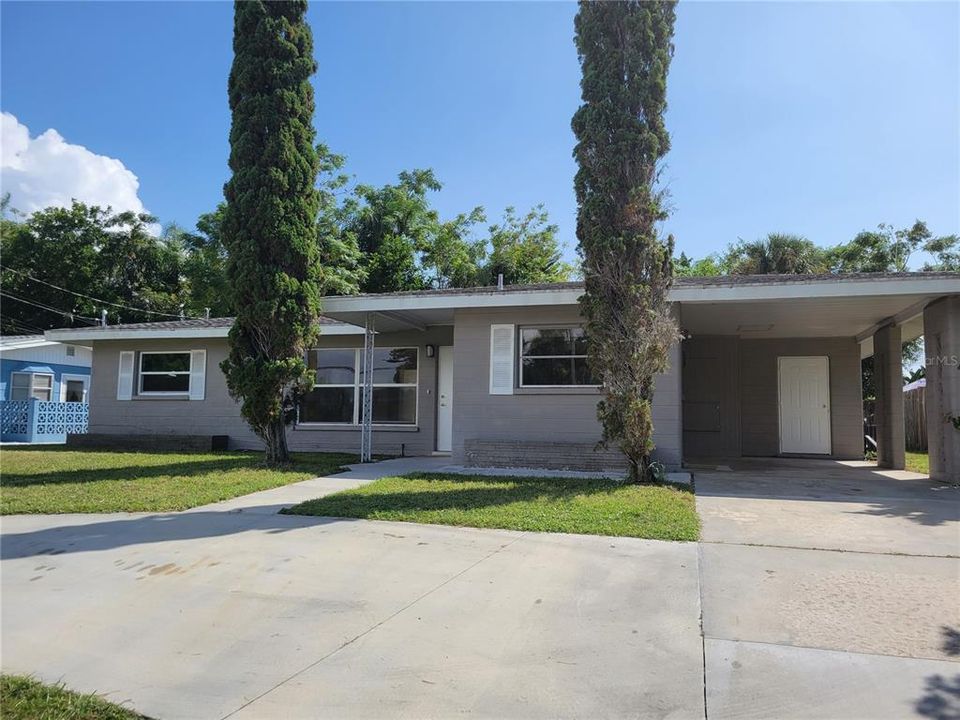 Front of house, circular drive 424 Shamrock