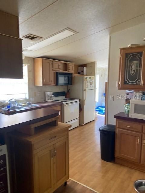 Recently Sold: $139,900 (3 beds, 2 baths, 1104 Square Feet)