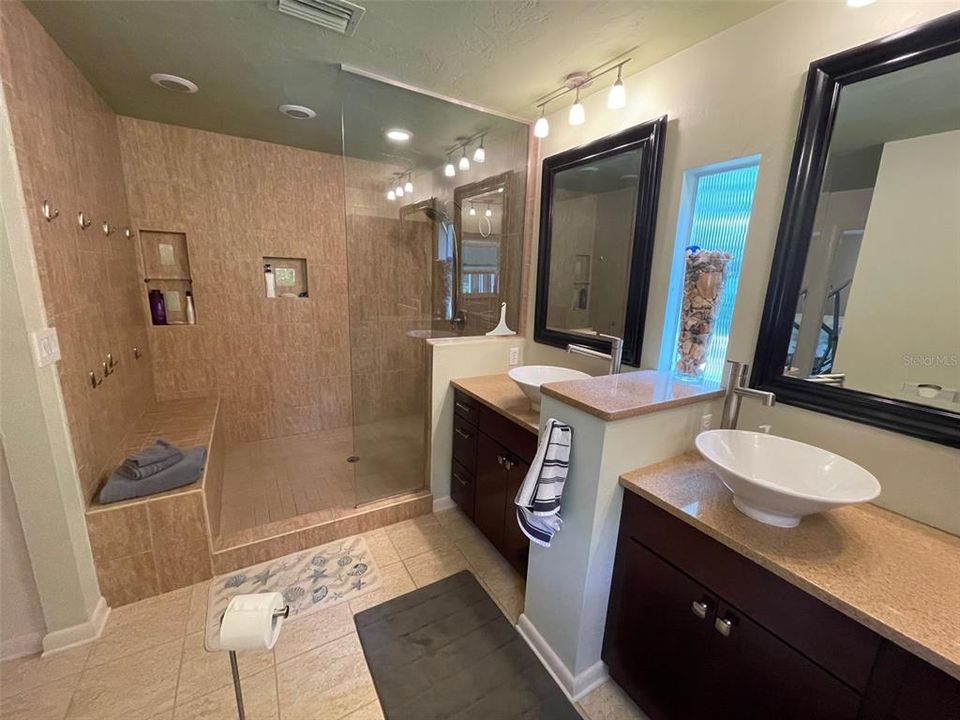 Недавно продано: $400,000 (4 спален, 2 ванн, 2200 Квадратных фут)