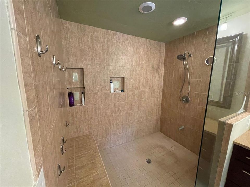 最近售出: $400,000 (4 贝兹, 2 浴室, 2200 平方英尺)