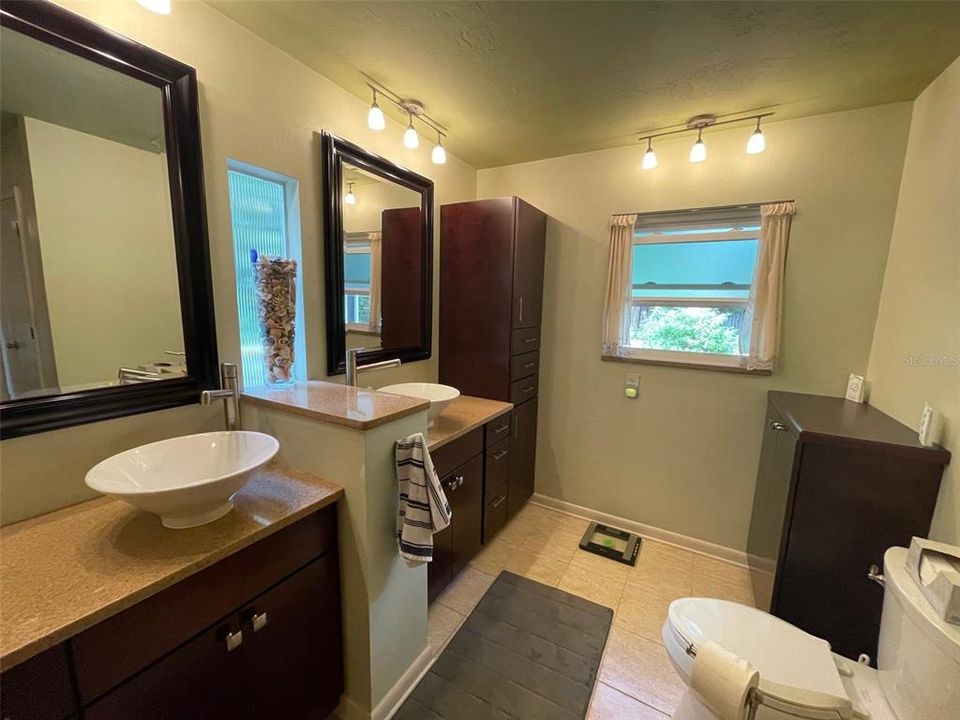 最近售出: $400,000 (4 贝兹, 2 浴室, 2200 平方英尺)
