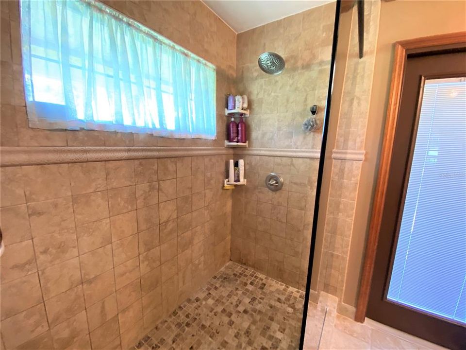 Vendido Recientemente: $559,900 (6 camas, 4 baños, 3771 Pies cuadrados)