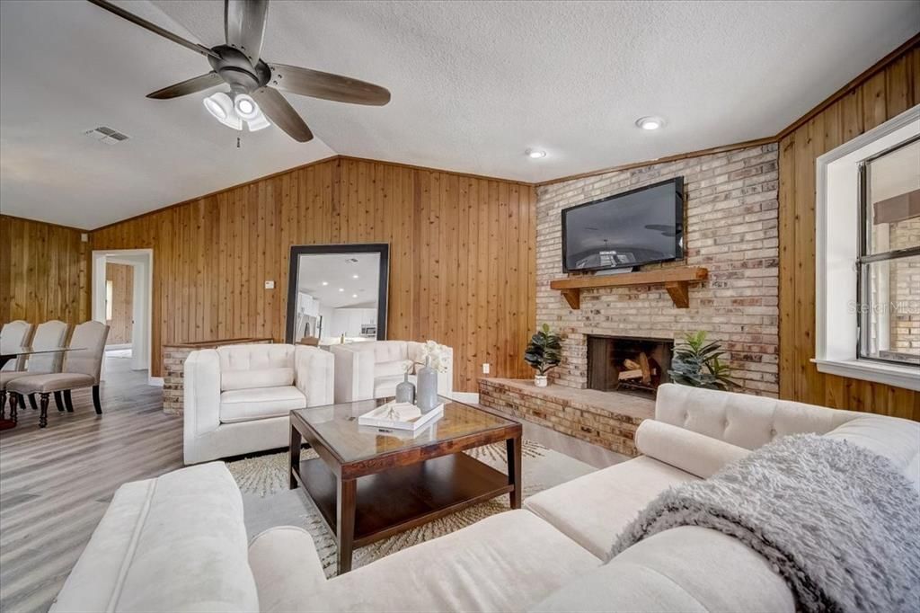 Recently Sold: $650,000 (4 beds, 2 baths, 2406 Square Feet)