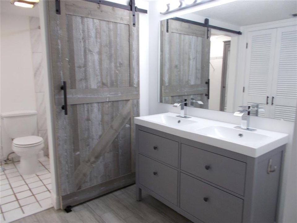 Double sink cabinet