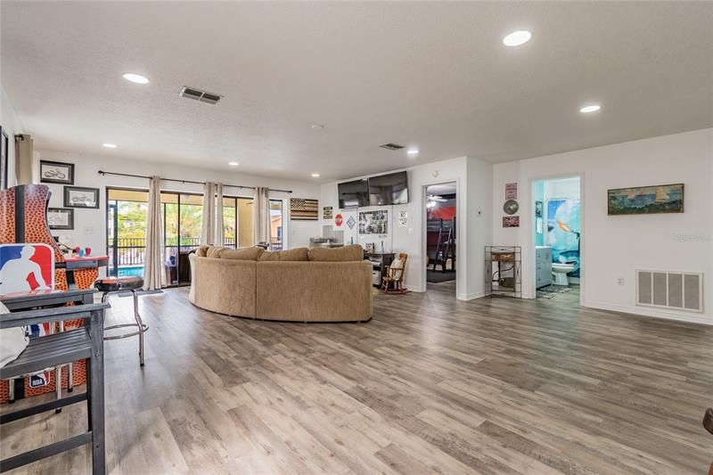 Recently Sold: $975,000 (5 beds, 3 baths, 3570 Square Feet)