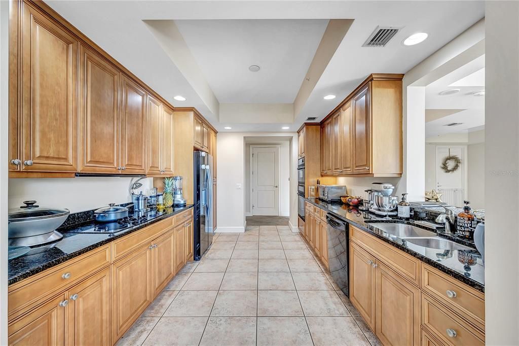 Large kitchen with ALL luxury appliances !!
