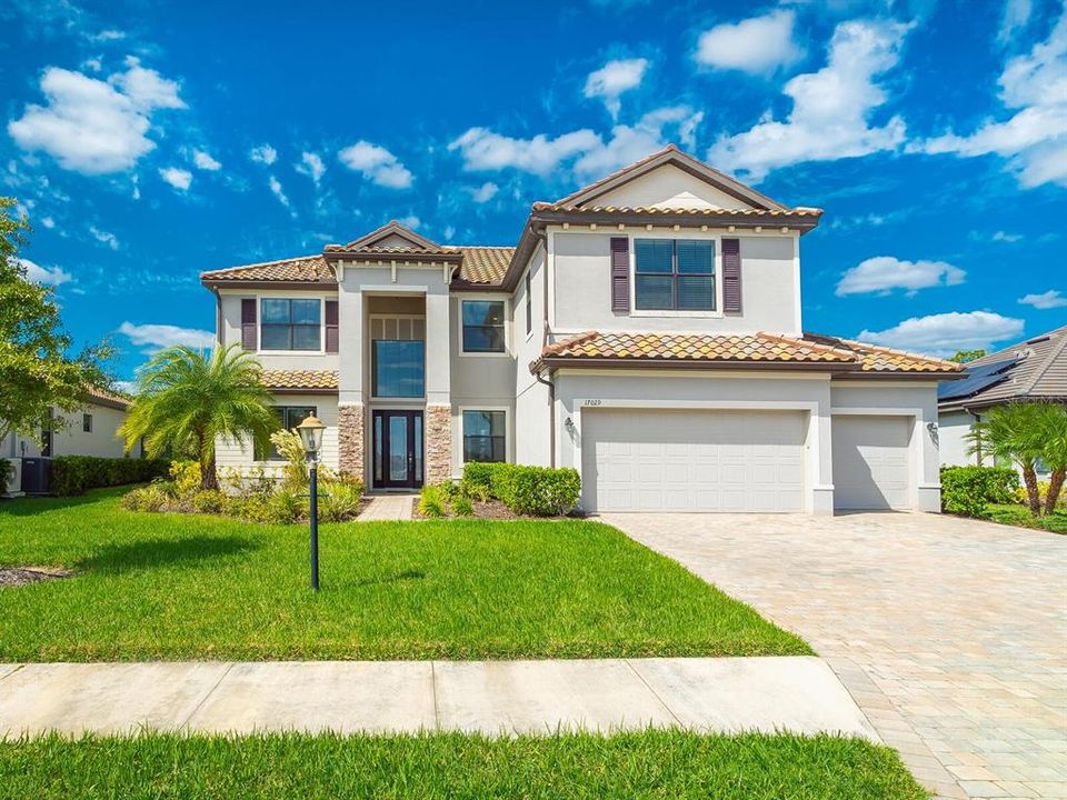 Vendido Recientemente: $899,900 (6 camas, 3 baños, 3473 Pies cuadrados)